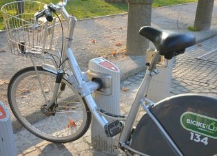 ljubljana-bike-rental-bicikelj-stand2 Hook the bike to the stand and push it until it locks