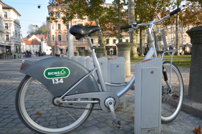 ljubljana-bike-rental-bicikelj This is how Bicikelj bike looks like. The seat can be easily adjusted and the basket is big and convenient for carrying personal items or a shopping bag.