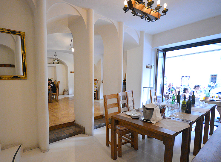 mid-priced-ljubljana-restaurants-5-6-kg-interiors